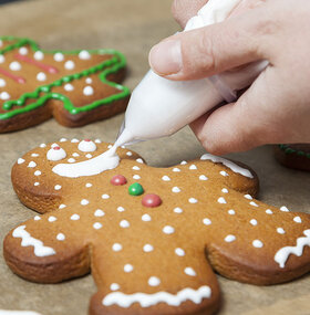 Lebkuchen verzieren an der Adväntsgass mit Sutter Begg