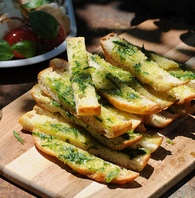 Rezeptidee: Kräutersticks aus Focaccia-Brot