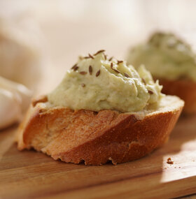 Rezeptidee: Crostini mit veganem Auberginen-Kaviar