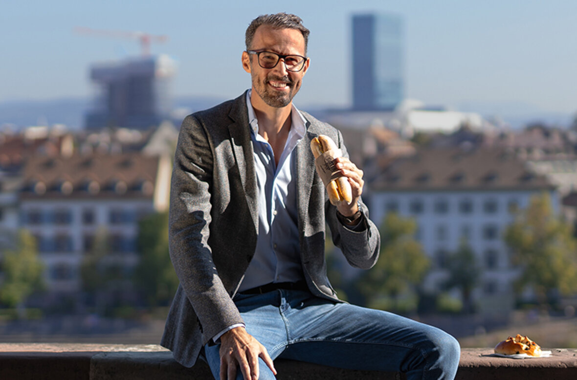Marco Streller geniesst ein Currybengeli und ein Schoggiweggli