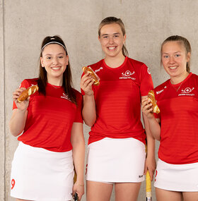 Die Hockey Girls Leonie, Dunja und Ria stärken sich mit Silserli