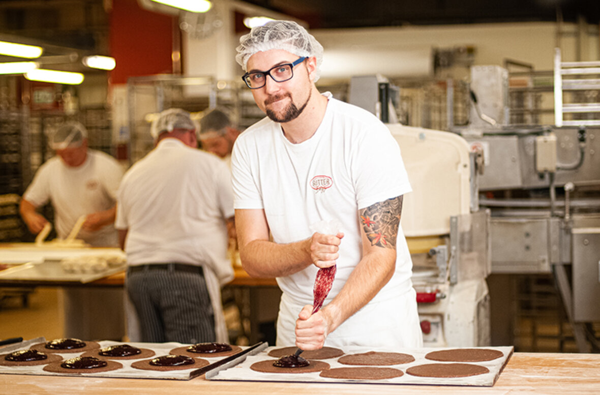 David Kaiser bereitet die Linzertorte zu